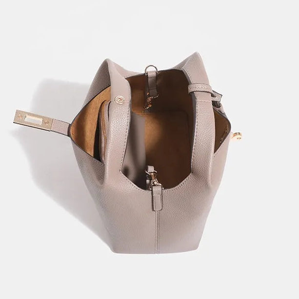 Sac à fermoir doré, sobriété et raffinement