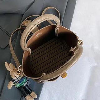Sac chic avec pendentif lapin, craquant et raffiné