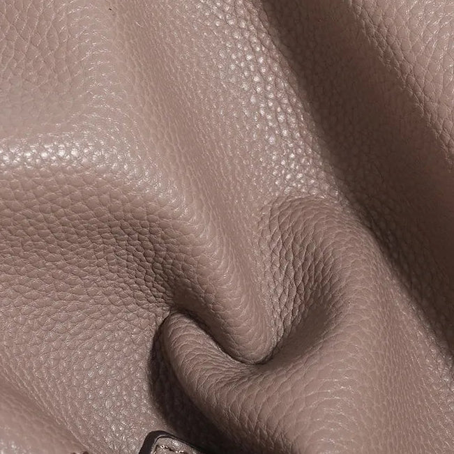 Sac à fermoir doré, sobriété et raffinement