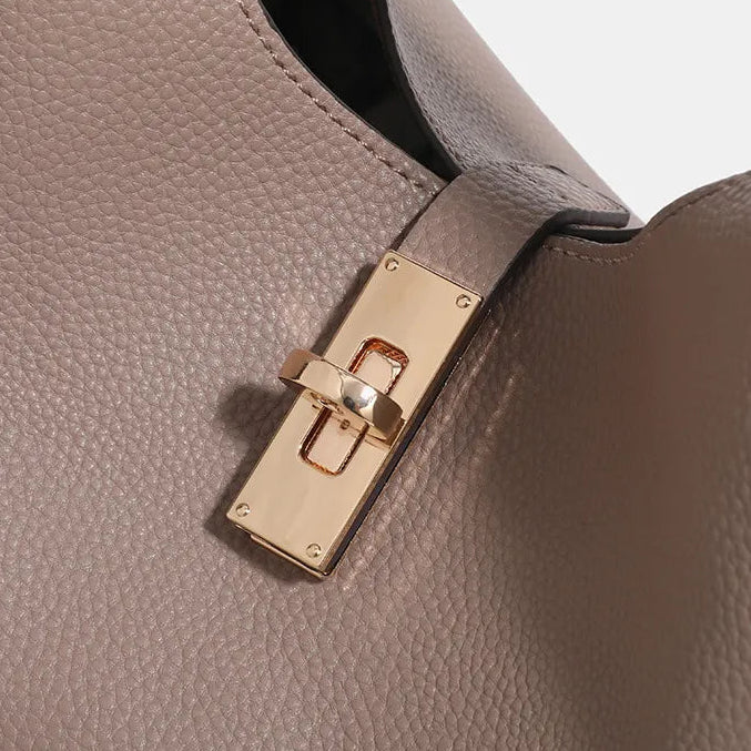 Sac à fermoir doré, sobriété et raffinement