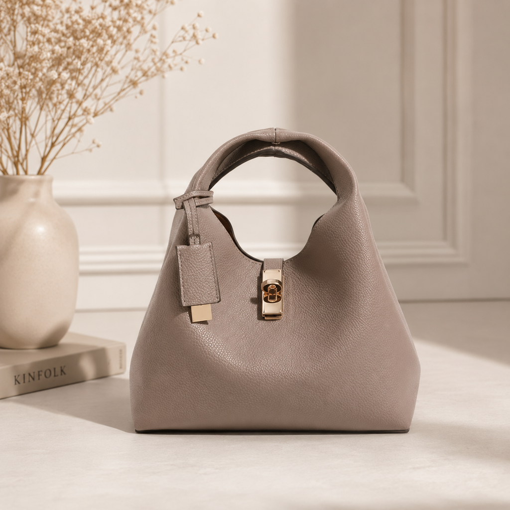 Sac à fermoir doré, sobriété et raffinement