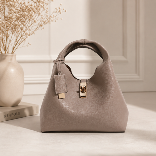 Sac à fermoir doré, sobriété et raffinement