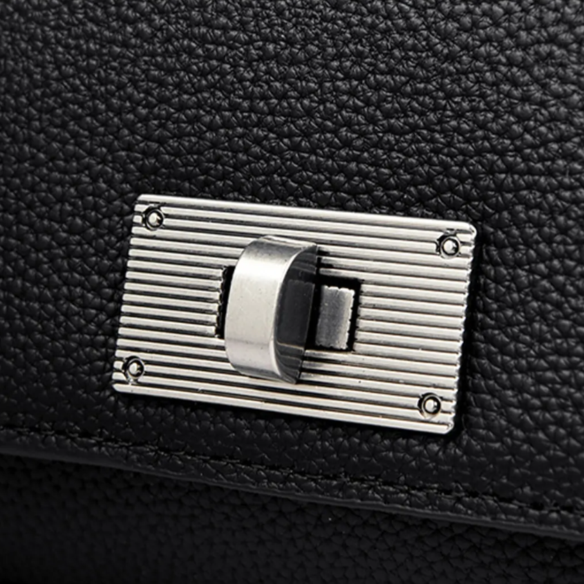 Sac contemporain avec fermeture signature métallique