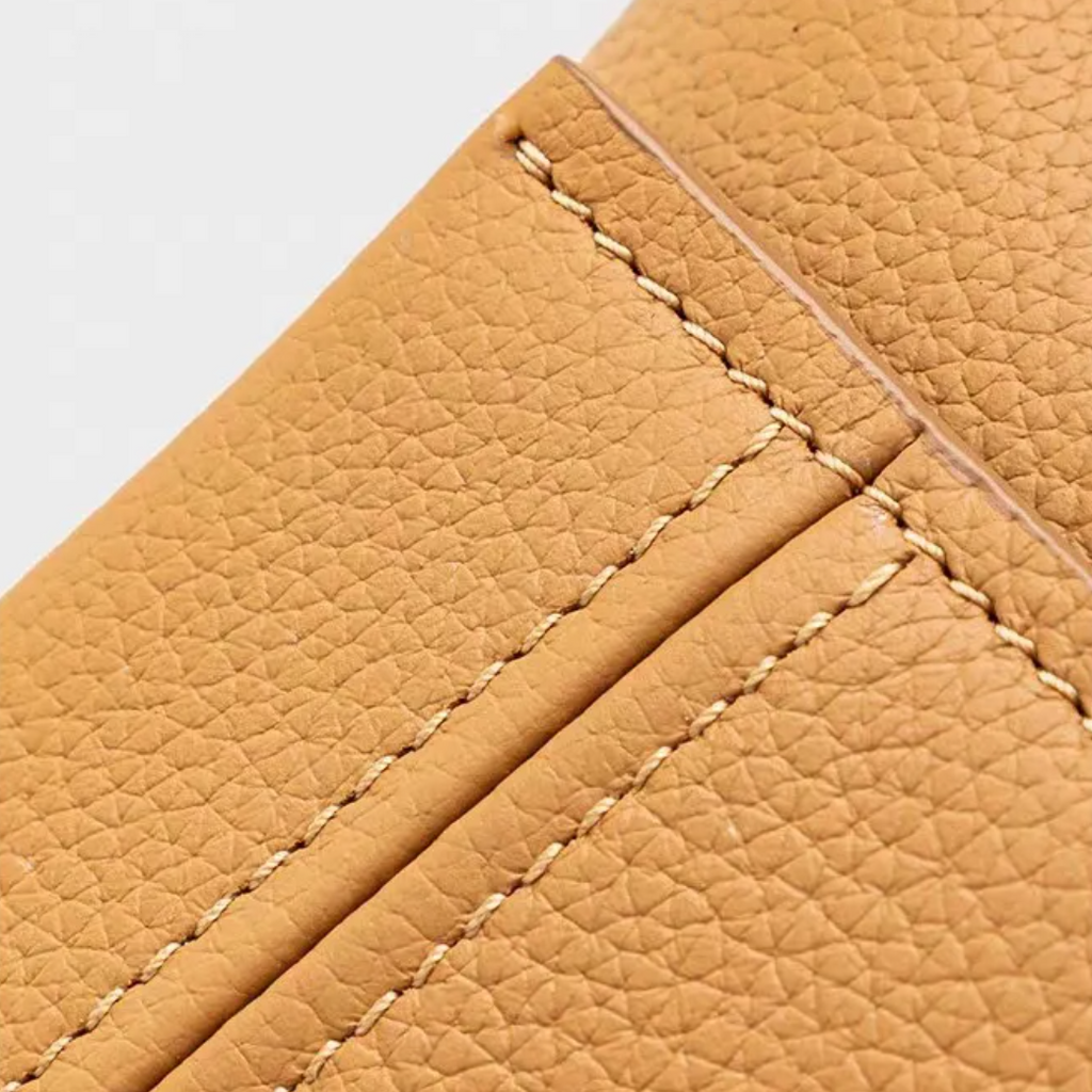 Sac contemporain avec fermeture signature métallique