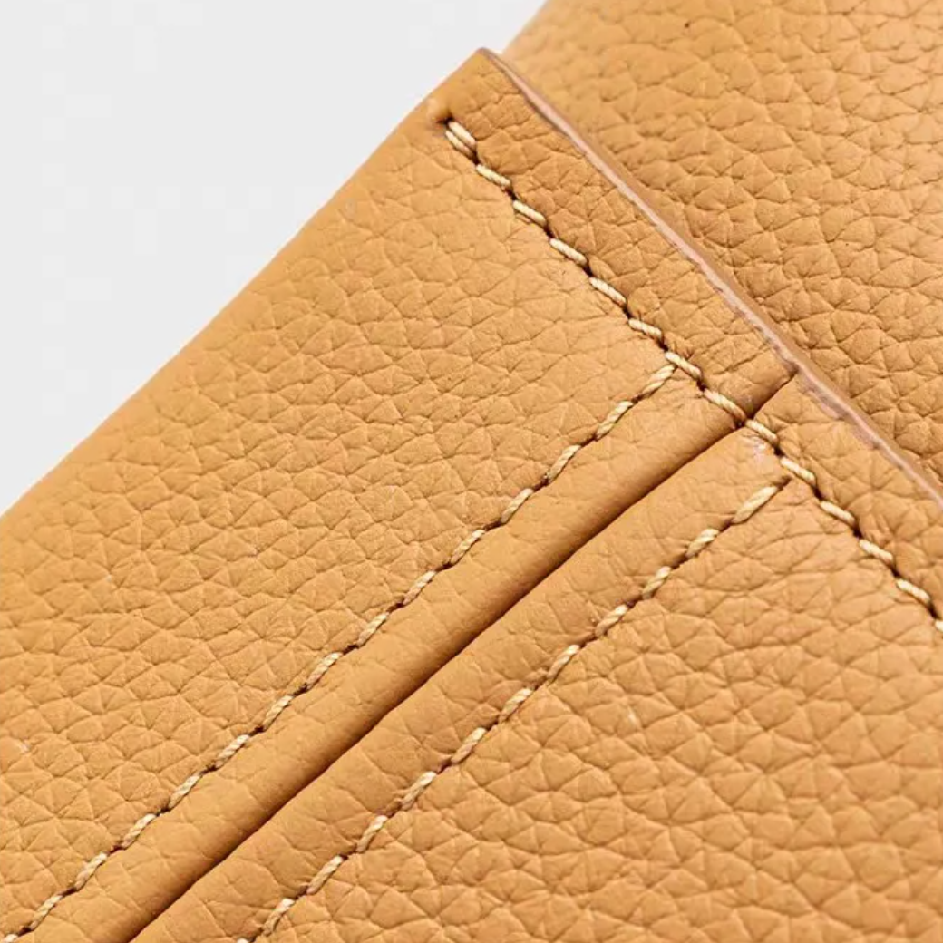 Sac contemporain avec fermeture signature métallique