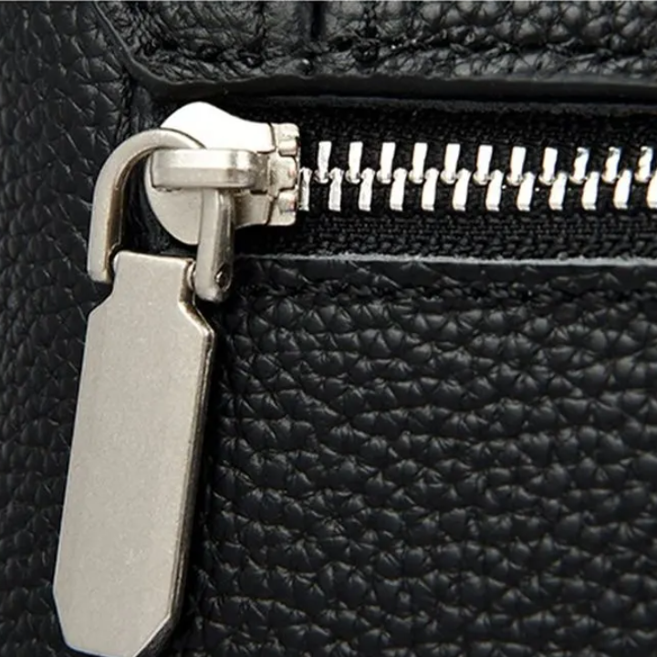 Sac contemporain avec fermeture signature métallique