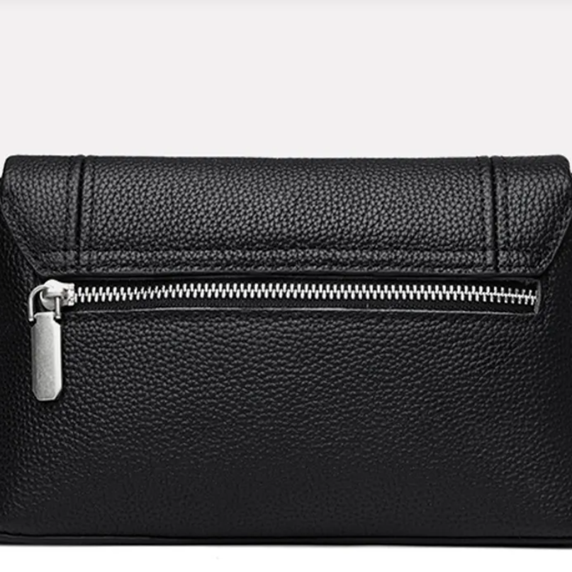 Sac contemporain avec fermeture signature métallique