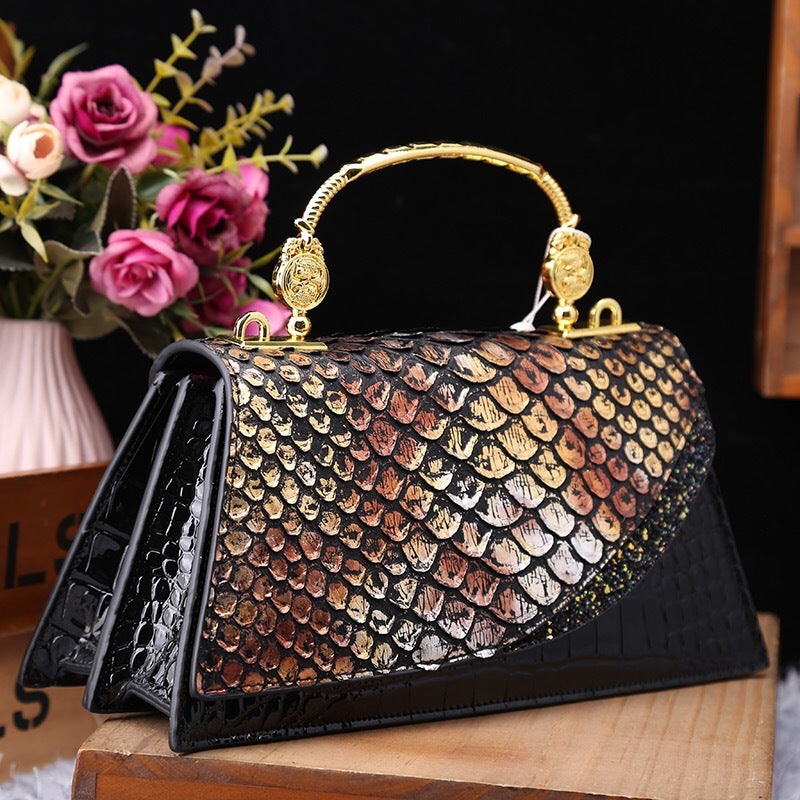 Sac pochette en cuir effet serpent, élégance et raffinement