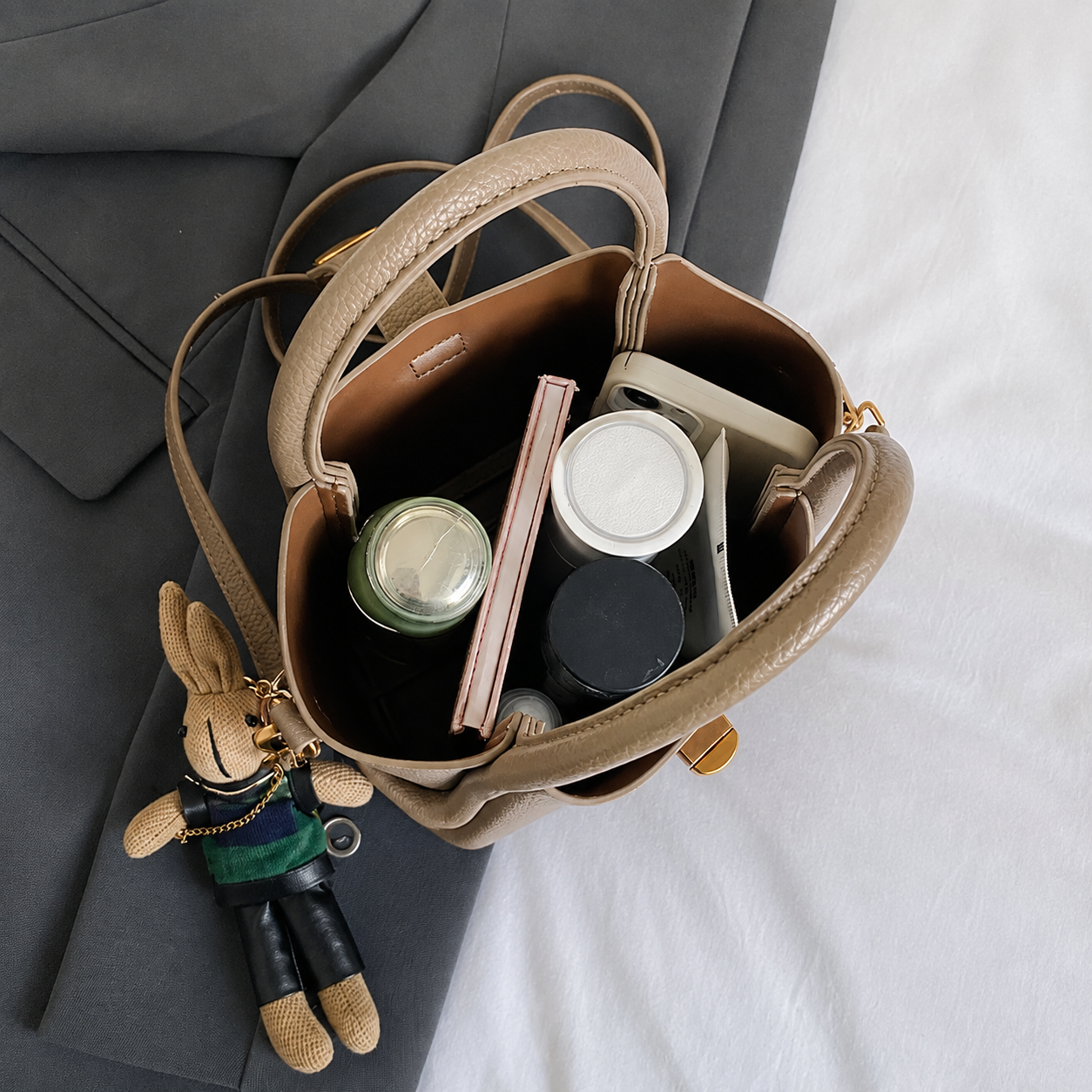 Sac chic avec pendentif lapin, craquant et raffiné